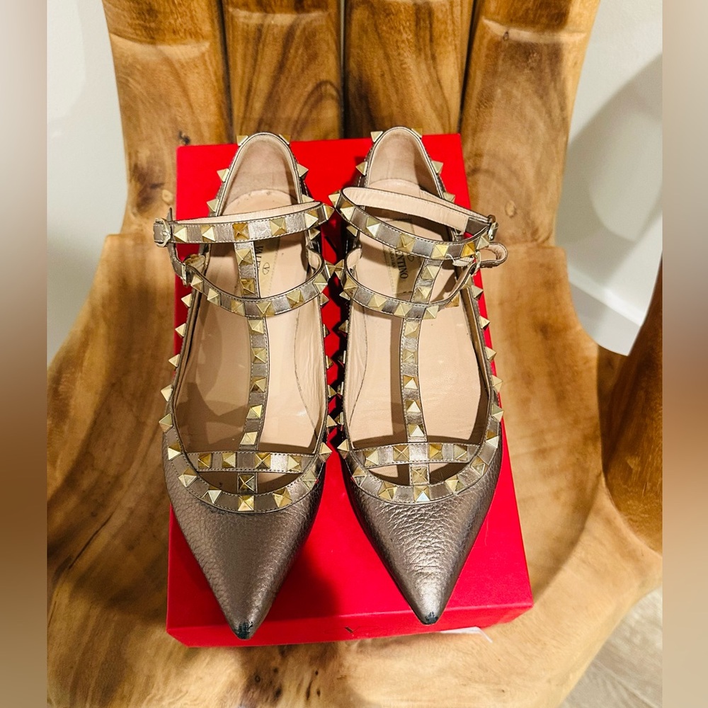 VALENTINO GARAVANI Rockstud Flats with ankle strap in gold pebbled leather